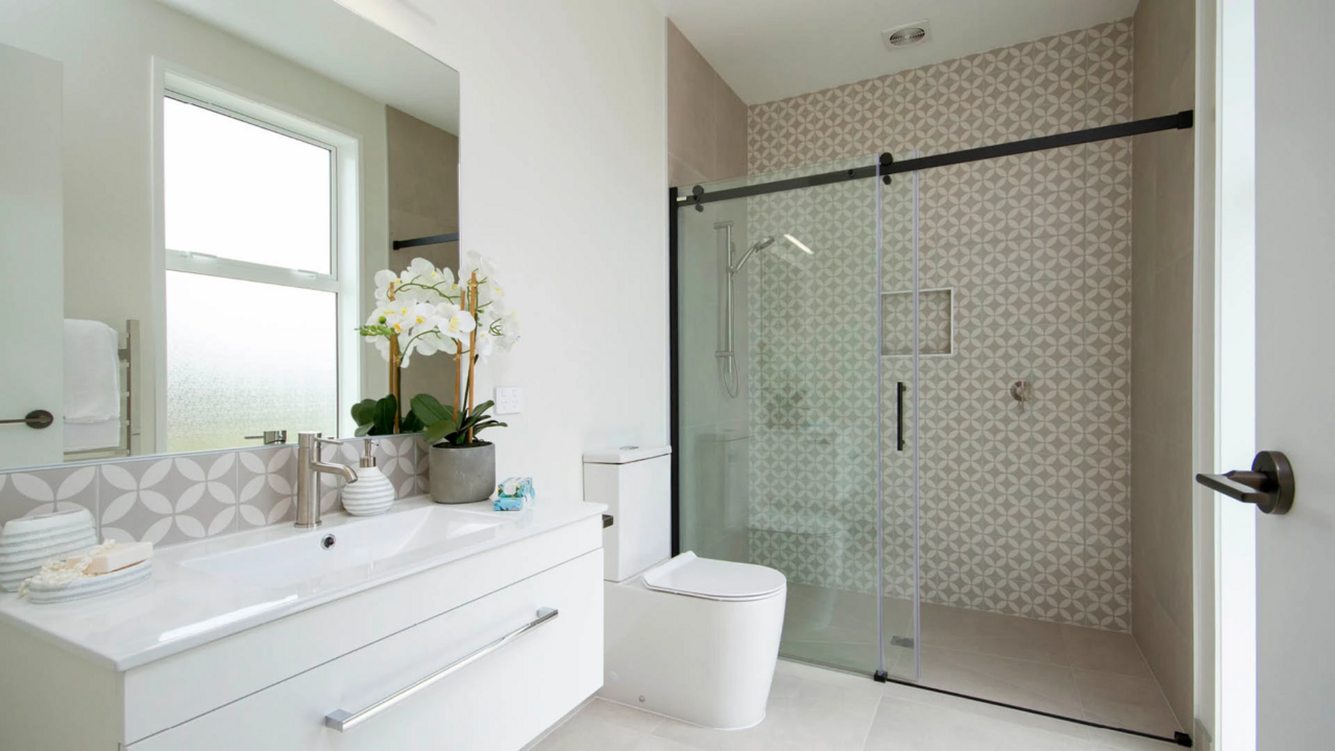 large-Ensuite SH-FK-Hamptons-Meets-Paerata-02-1702498557570 (3)