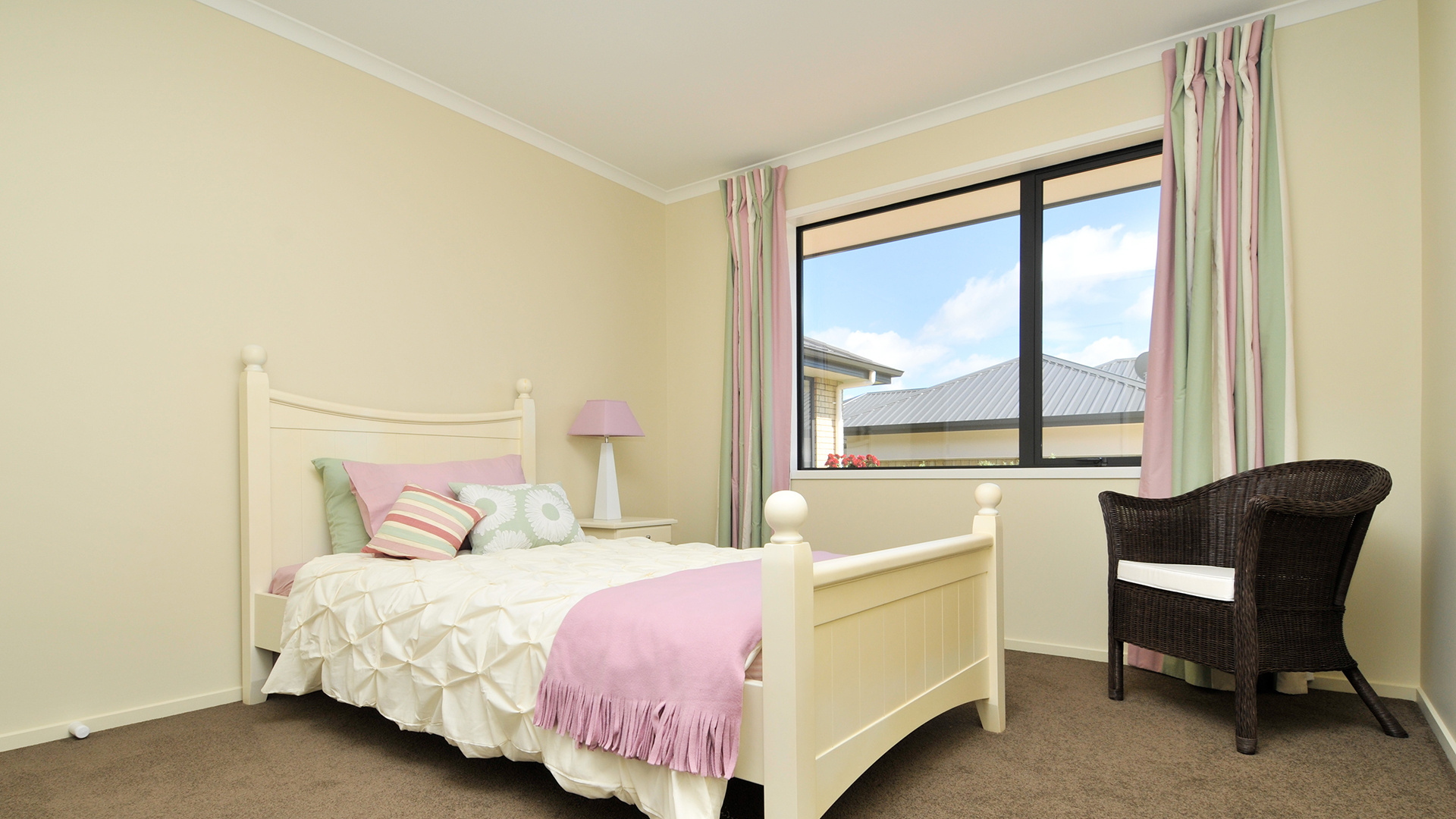 10-STI8388-3-Taranaki-Pl-Richmond-Bed2