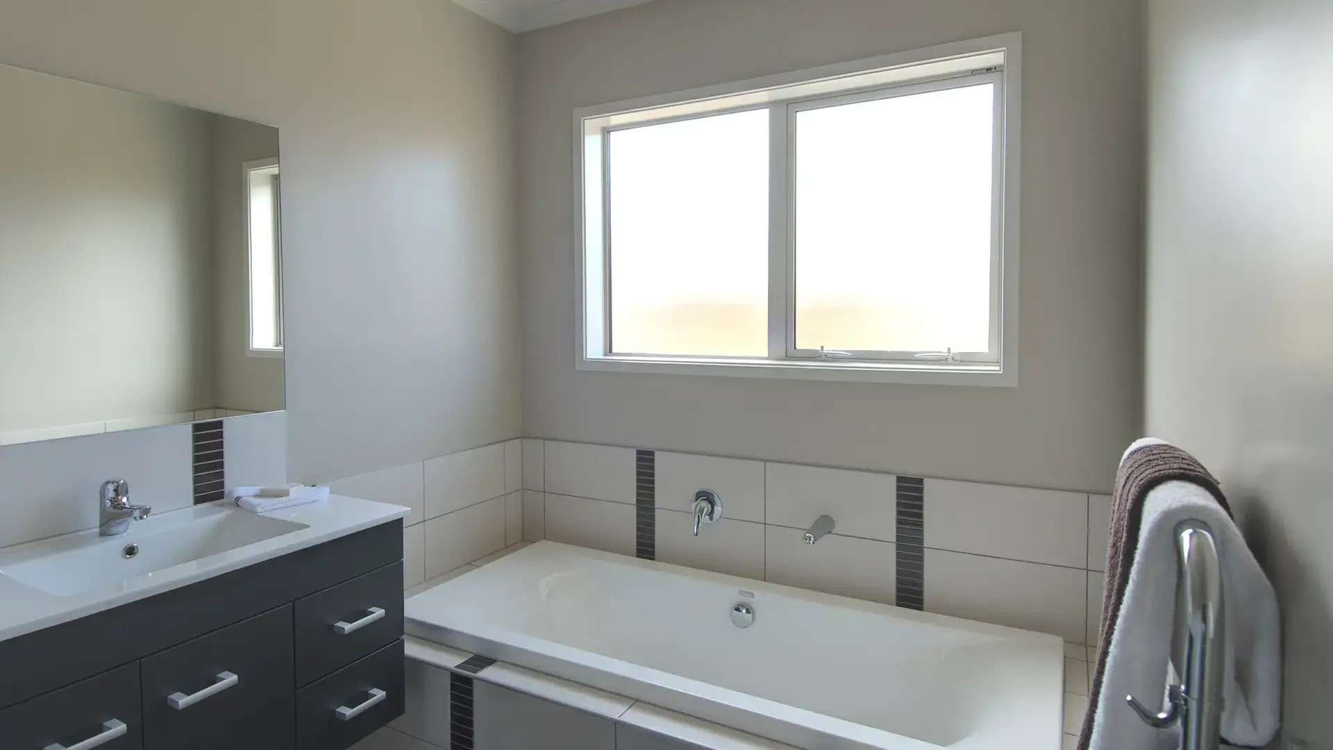 11-Bath-2-Bathroom-86-Aotea-Dr